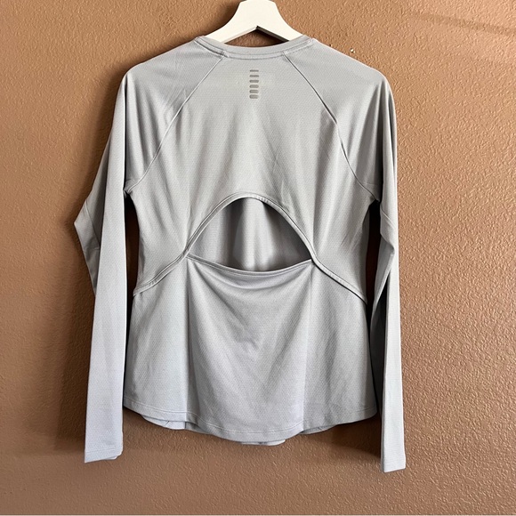 Under Armour Heat Gear Running Open Back Shirt Size Medium NWT - Picture 9 of 11